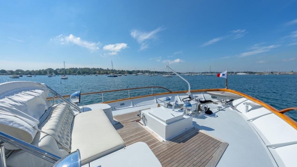 SOVEREIGN - Foredeck sun lounge