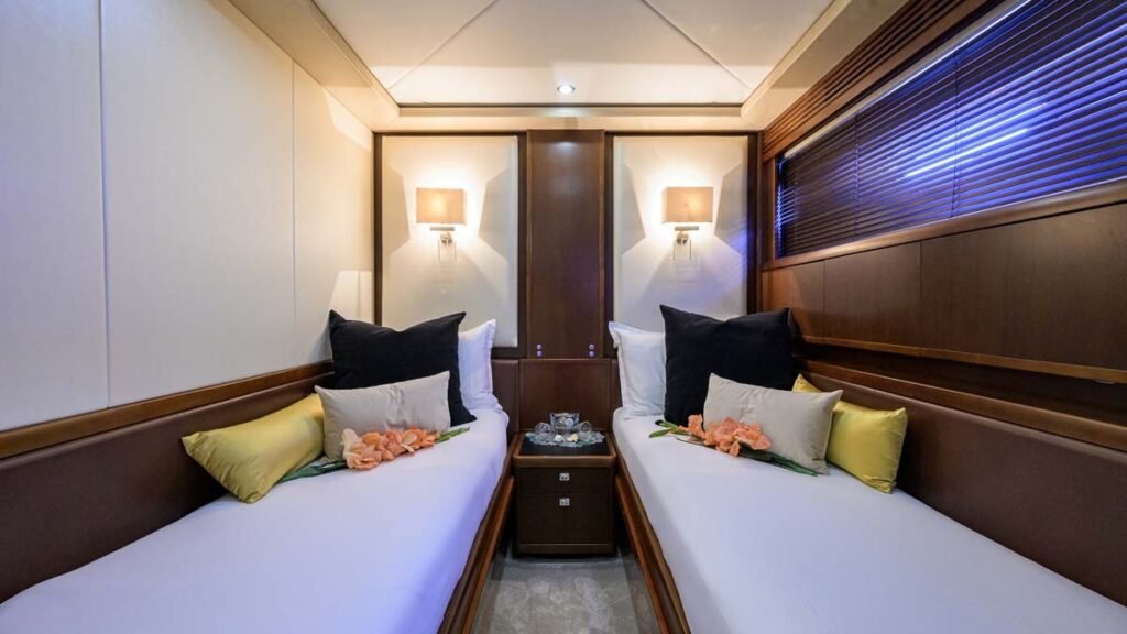 SPECTRE - Twin Cabin