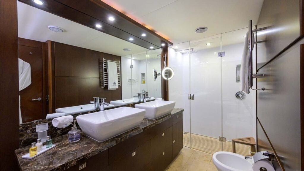 SPECTRE - Master En-Suite