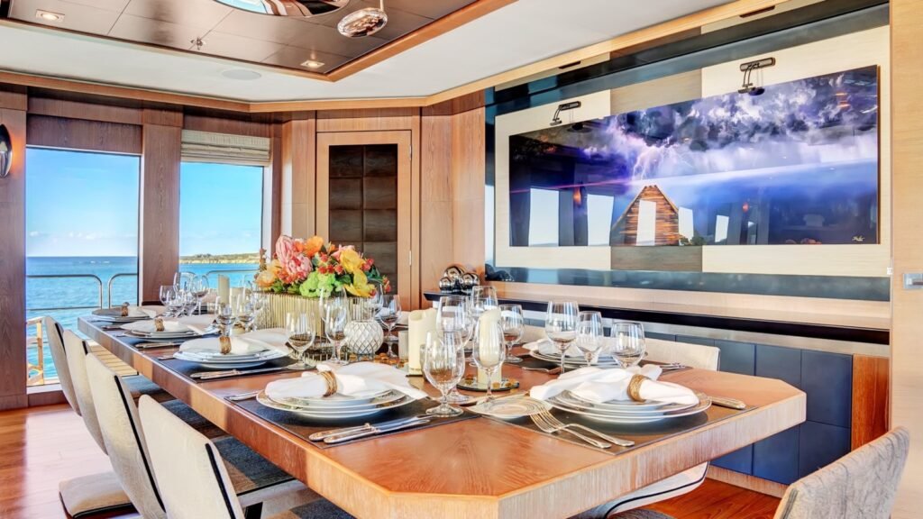 Main deck dining