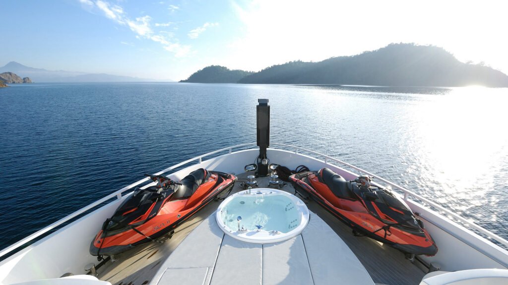 SUN - Foredeck Jacuzzi