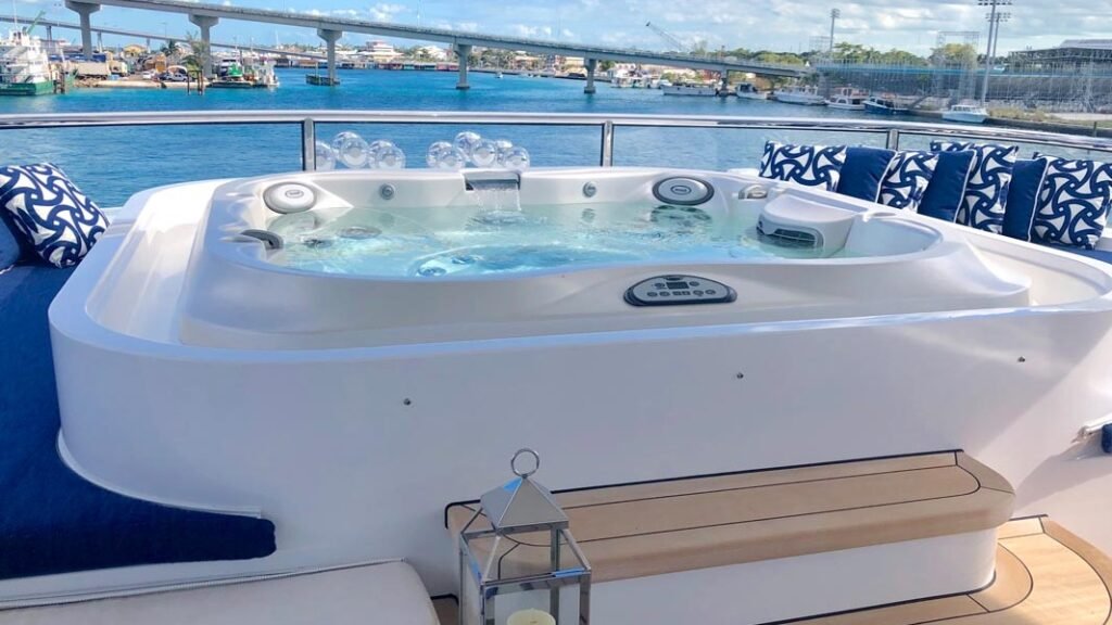 TANZANITE - Top-Deck Jacuzzi
