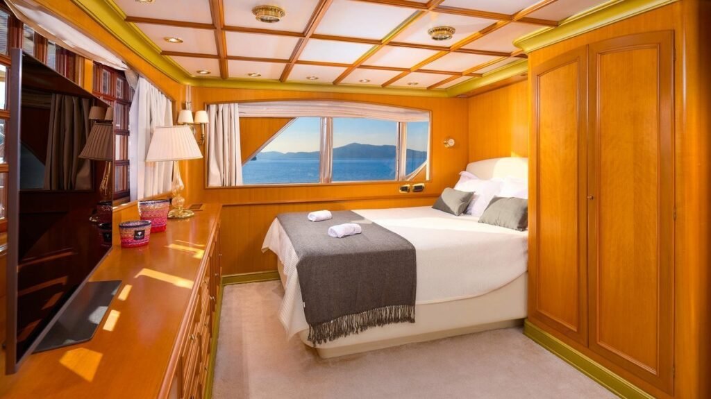 Upper deck cabin sea view