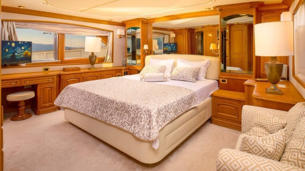 Master cabin hull windows