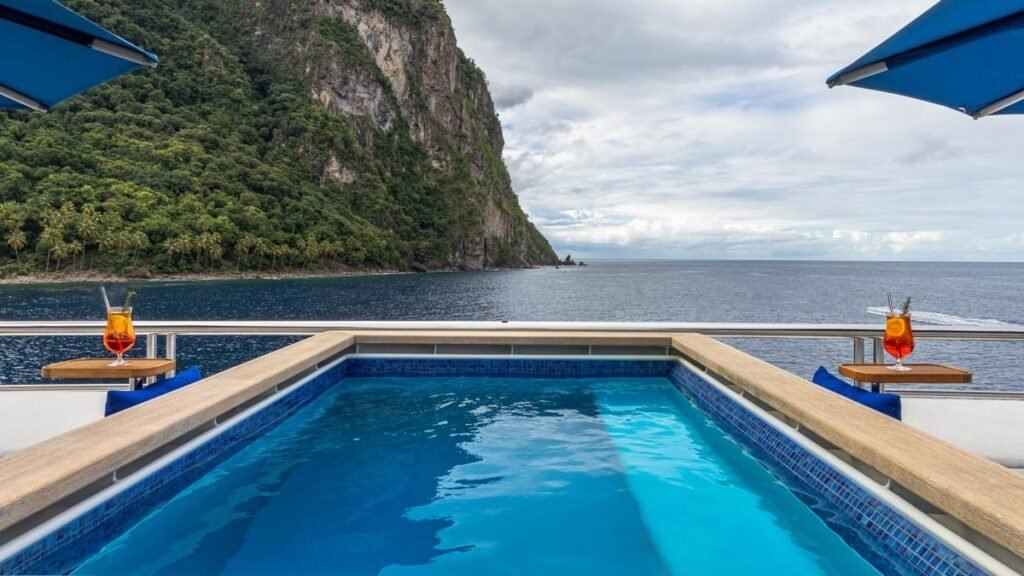 TOP FIVE II - Sun deck pool and bar