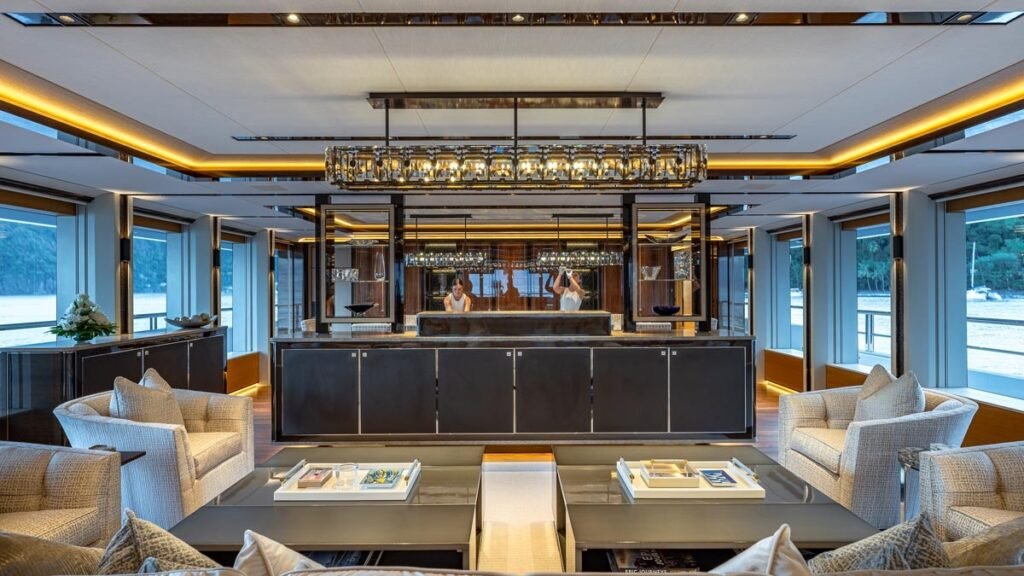 TOP FIVE II - Main saloon and bar