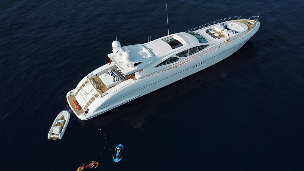 Veni Vidi Vici, 39.65m Mangusta 130 charter yacht (view 5)