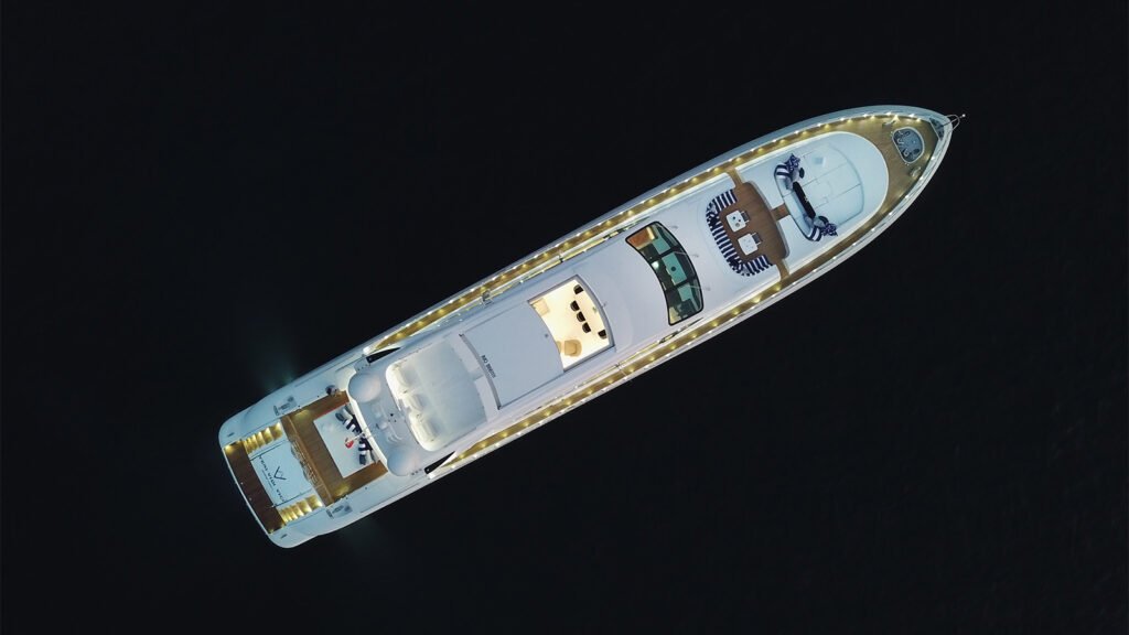 Veni Vidi Vici, 39.65m Mangusta 130 charter yacht (view 6)