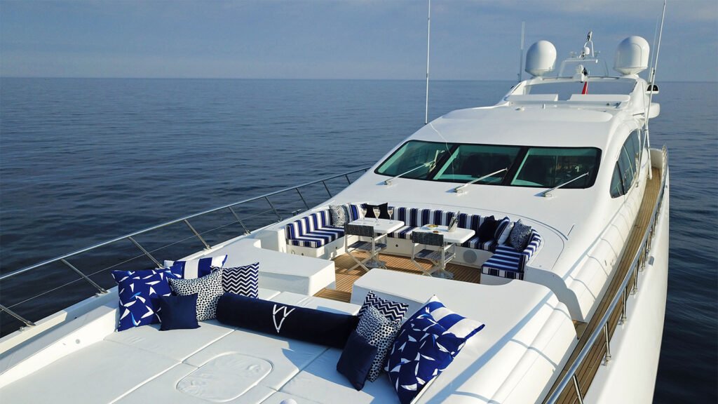 Veni Vidi Vici, 39.65m Mangusta 130 charter yacht (view 7)