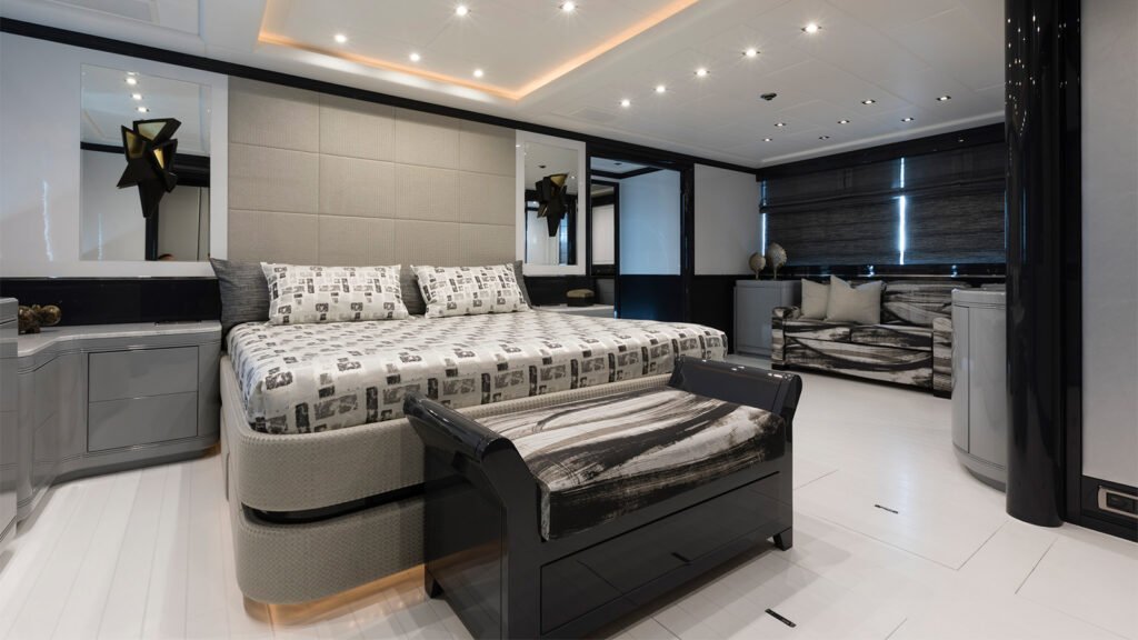 Veni Vidi Vici, 39.65m Mangusta 130 charter yacht (view 16)