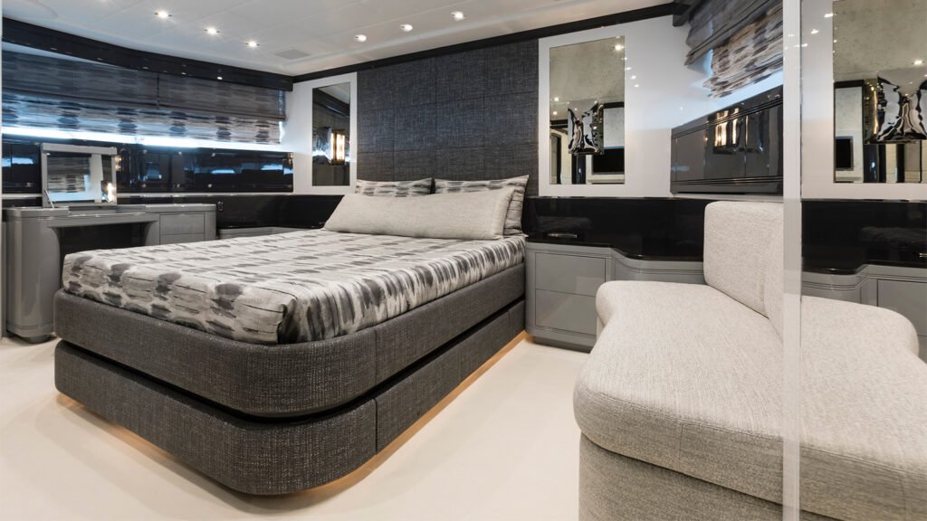 Veni Vidi Vici, 39.65m Mangusta 130 charter yacht (view 20)