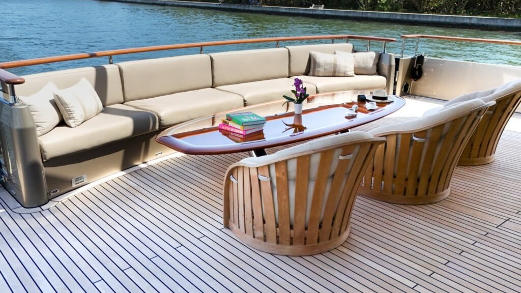 Vesper - Main deck aft in cocktail set-up
