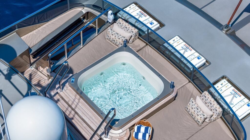 Vesper - Sun deck jacuzzi