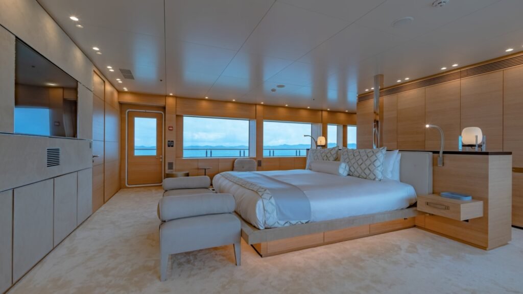 Wanderlust - Owner's deck master cabin