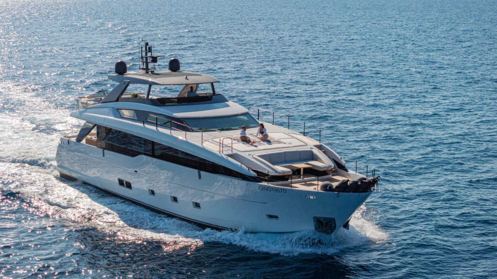 Catch Me — starboard bow quarter underway