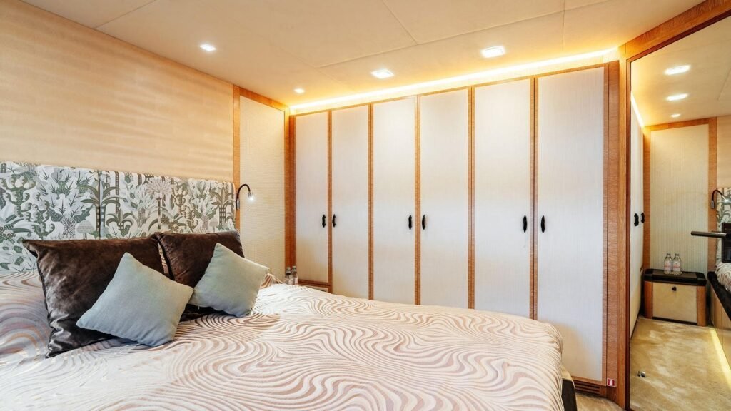 Giorgio — guest cabin with wardrobe