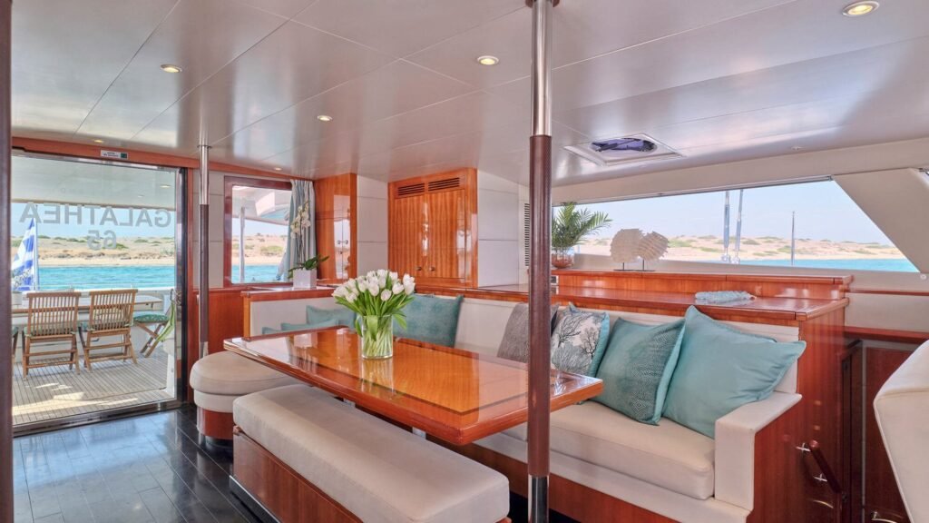 WORLD'S END yacht Salon Dining