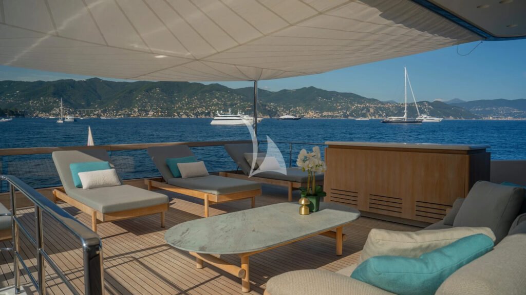 A.M - Foredeck lounge