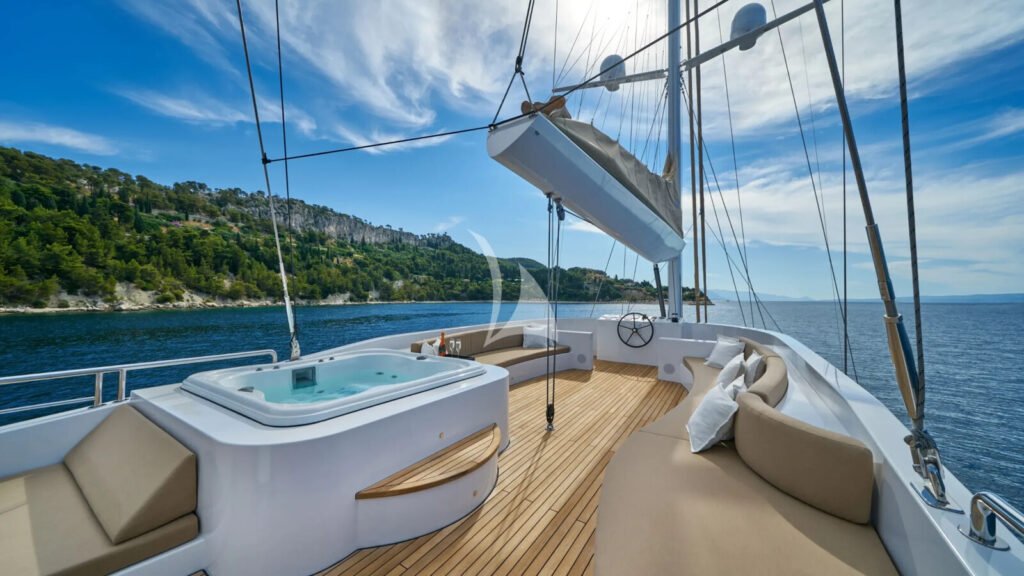 ACAPELLA - foredeck spa pool