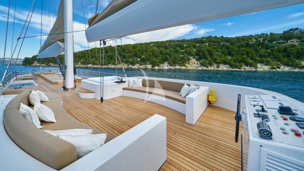 ACAPELLA - aft deck lounge