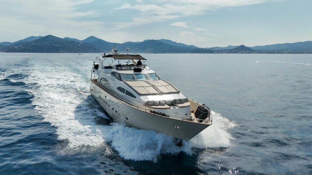 ACCAMA DELTA - On the water