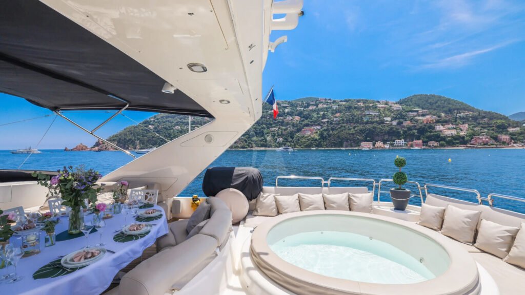 ACCAMA DELTA - Flybridge jacuzzi