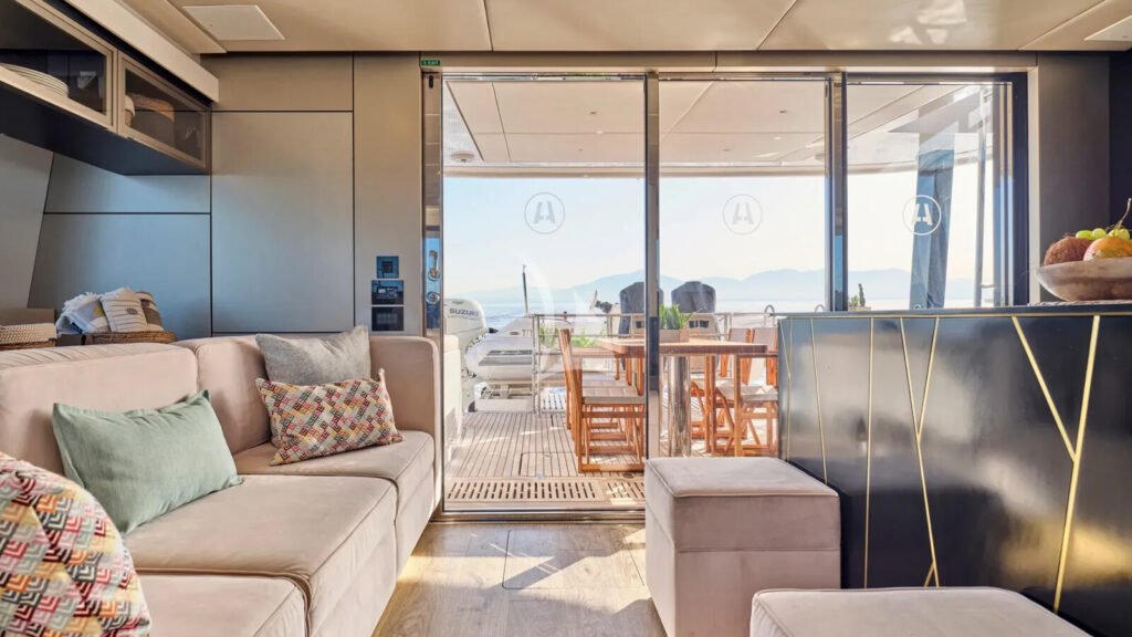 ADARA - Main salon