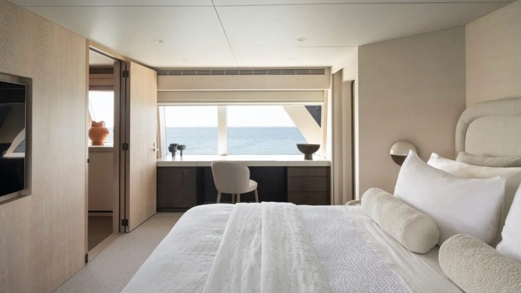 Akiko full beam master suite
