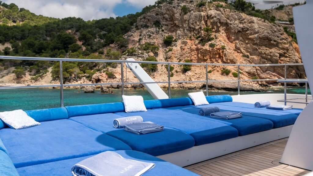 M/Y Alcor Heesen sundeck sun pads