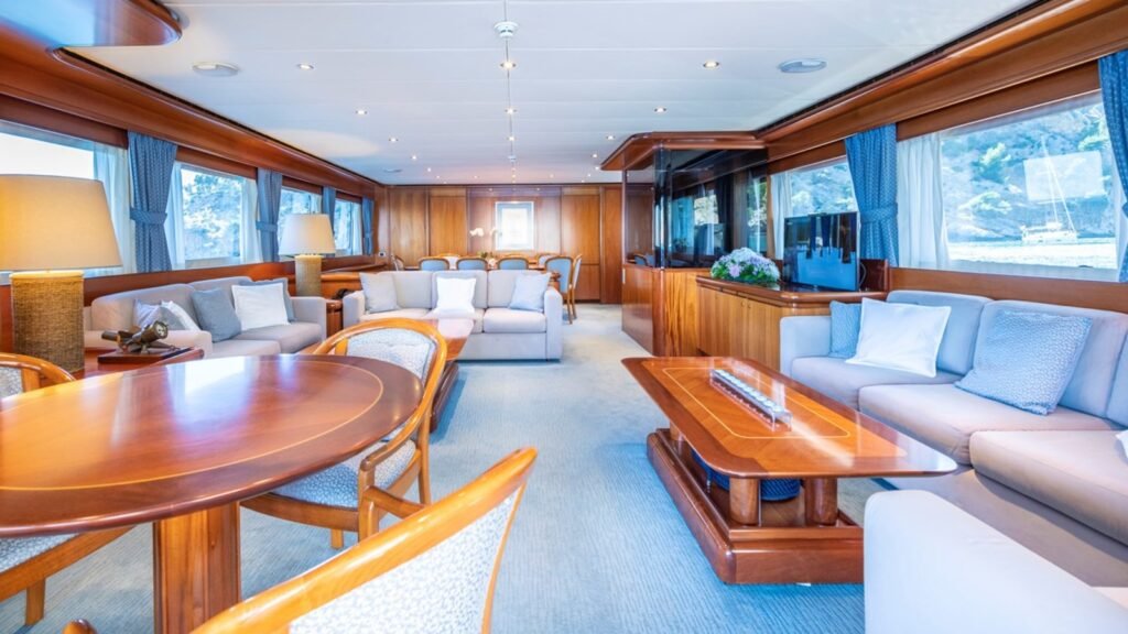 M/Y Alcor Heesen main salon