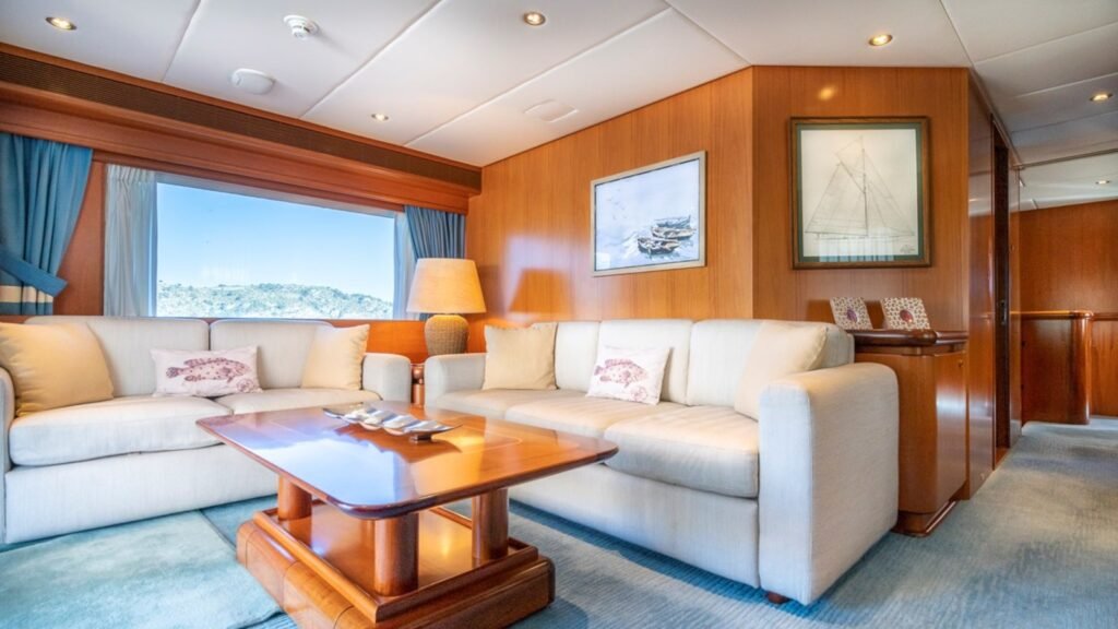 M/Y Alcor Heesen main salon lounge