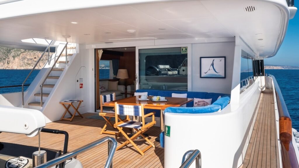 M/Y Alcor Heesen bar and lounge