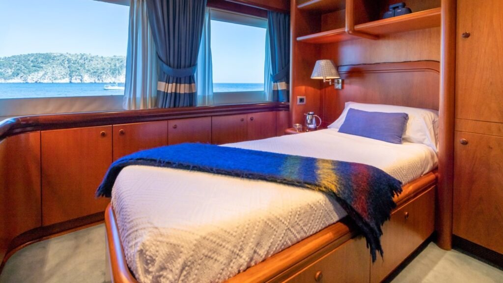 M/Y Alcor Heesen master cabin