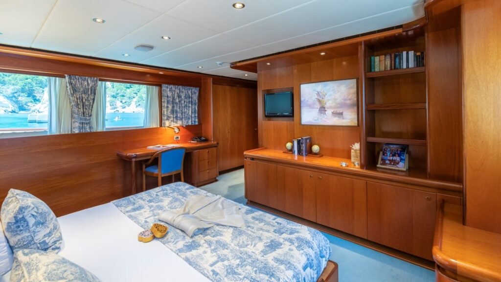 M/Y Alcor Heesen double guest cabin