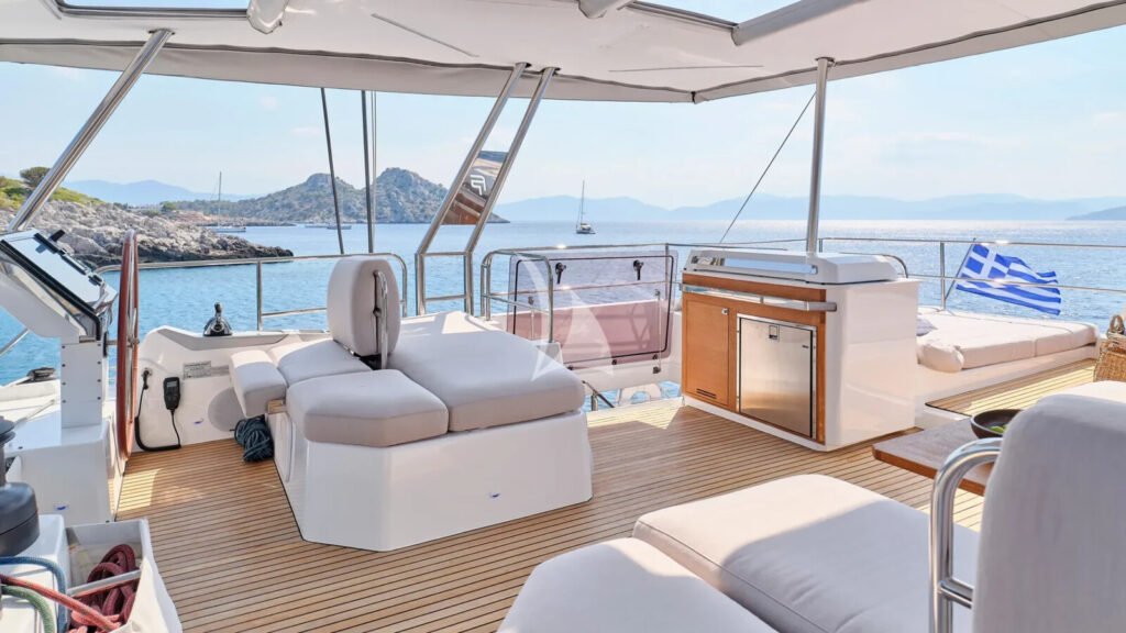 Alexandra II - Flybridge lounge