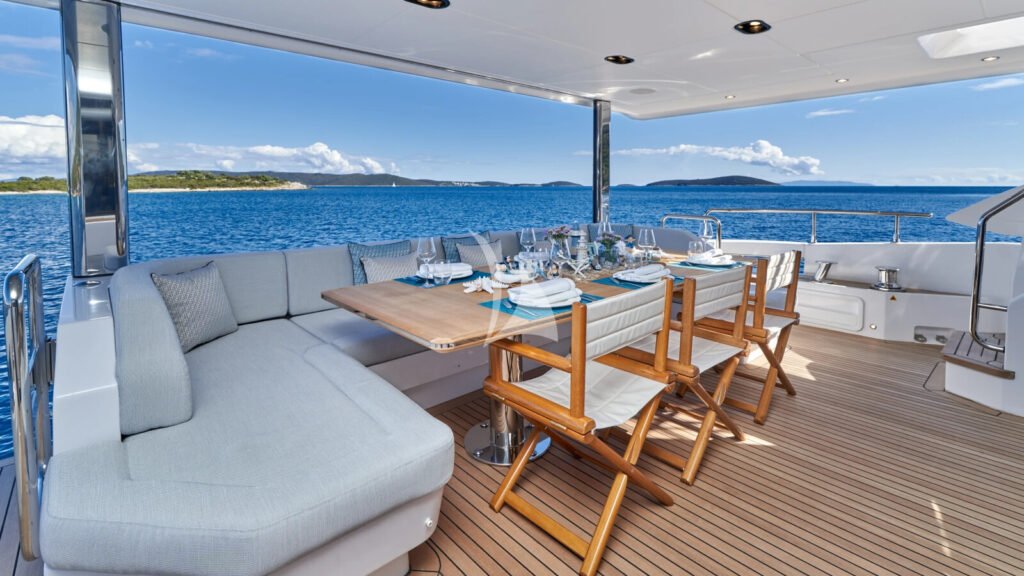 ALUMINIA TOO - Aft deck dining