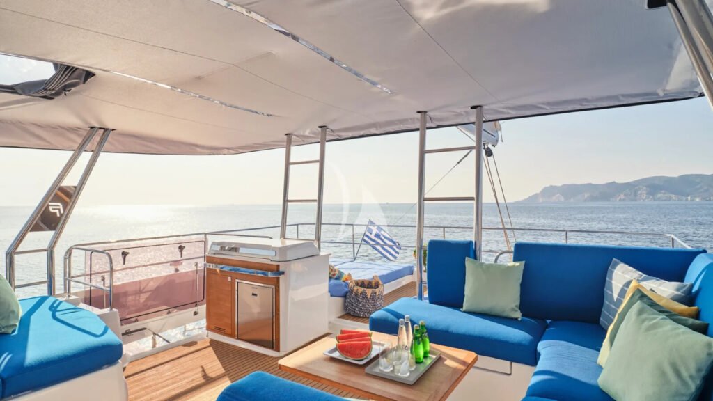 Aphaea - Flybridge lounge