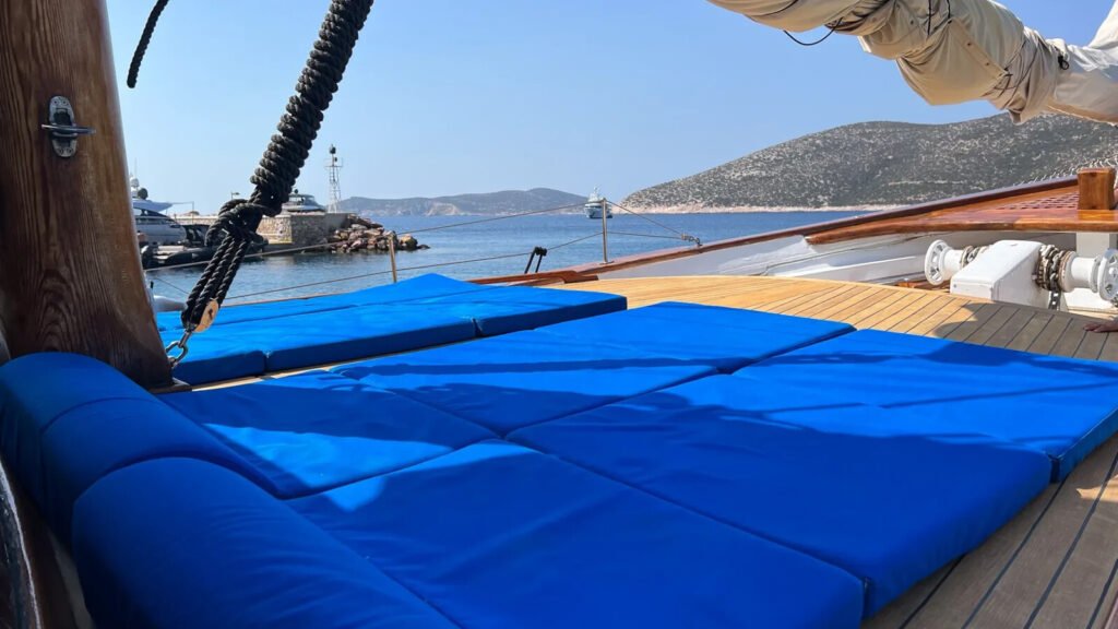 APHRODITE - foredeck sun pads