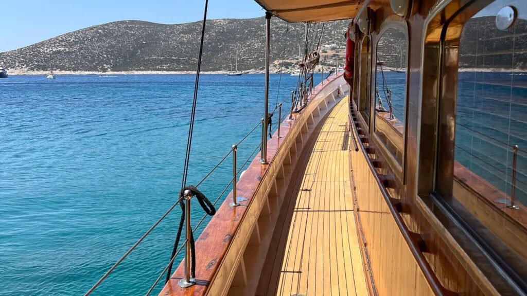 APHRODITE - teak side deck