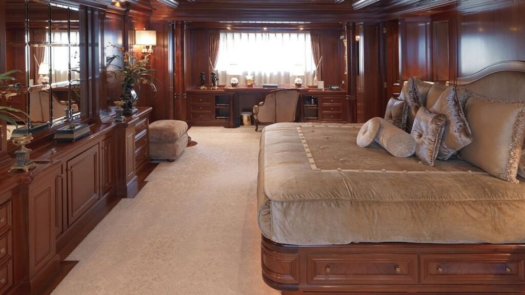 APOGEE Codecasa 62m superyacht - guest suite with sitting area