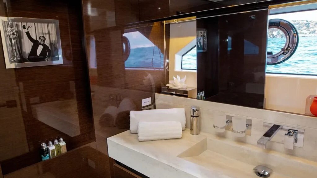 APOLLONIA - ensuite bathroom