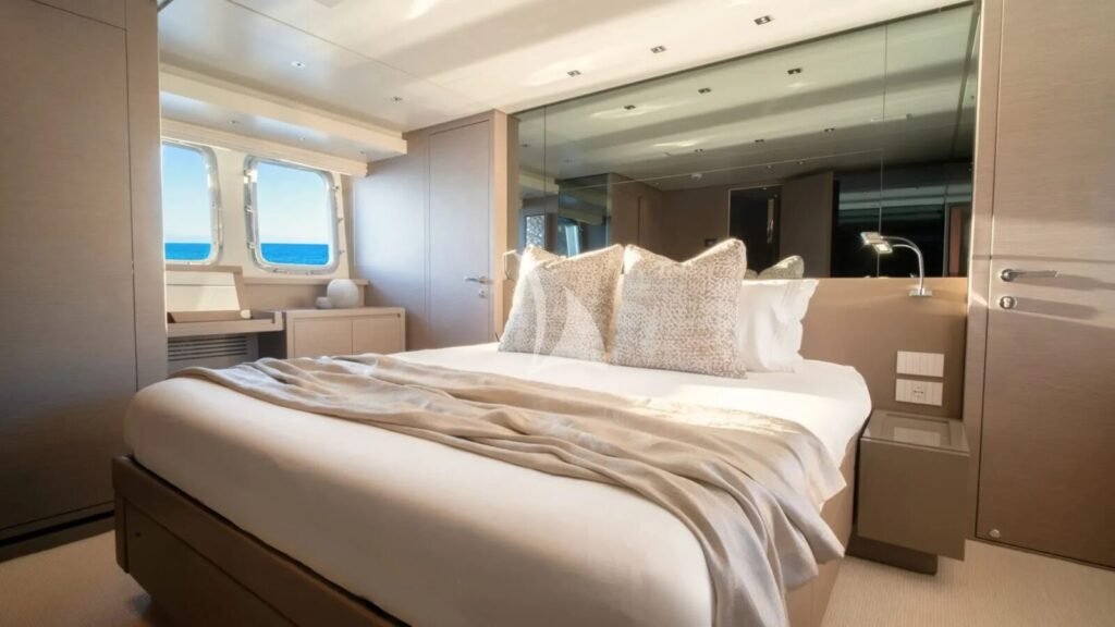 AURA I yacht charter photo