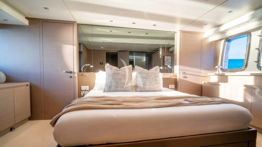 AURA I yacht charter photo