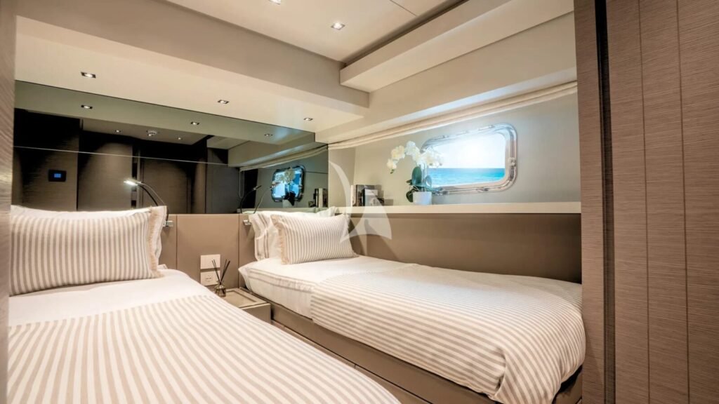 AURA I yacht charter photo