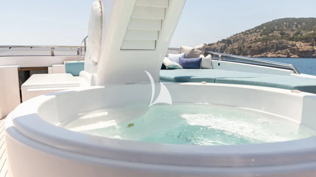BENITA BLUE - foredeck spa pool