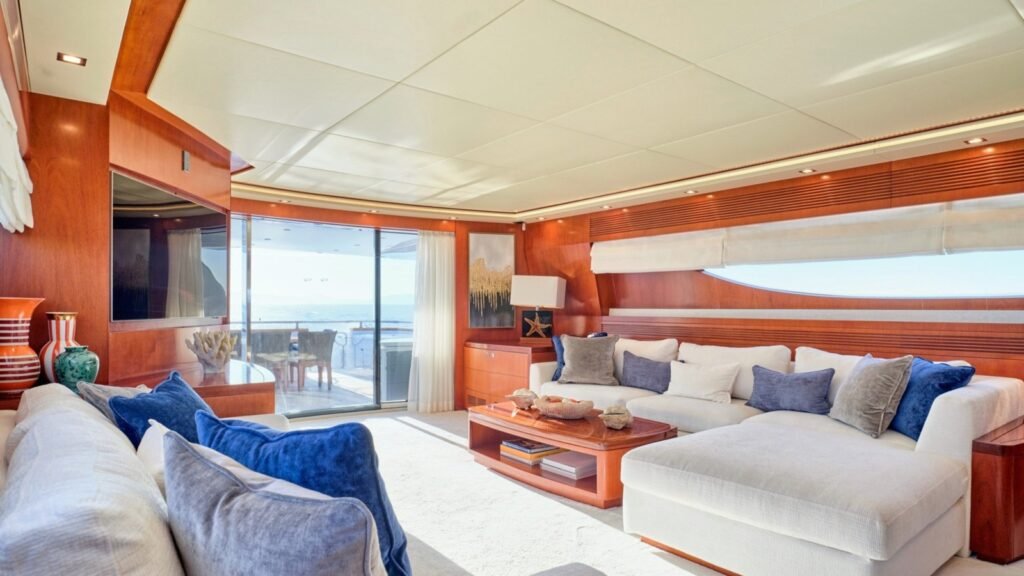 BIANCA - Main deck salon