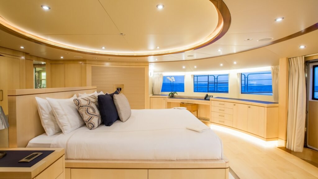 M/Y Blue Vision Benetti master cabin