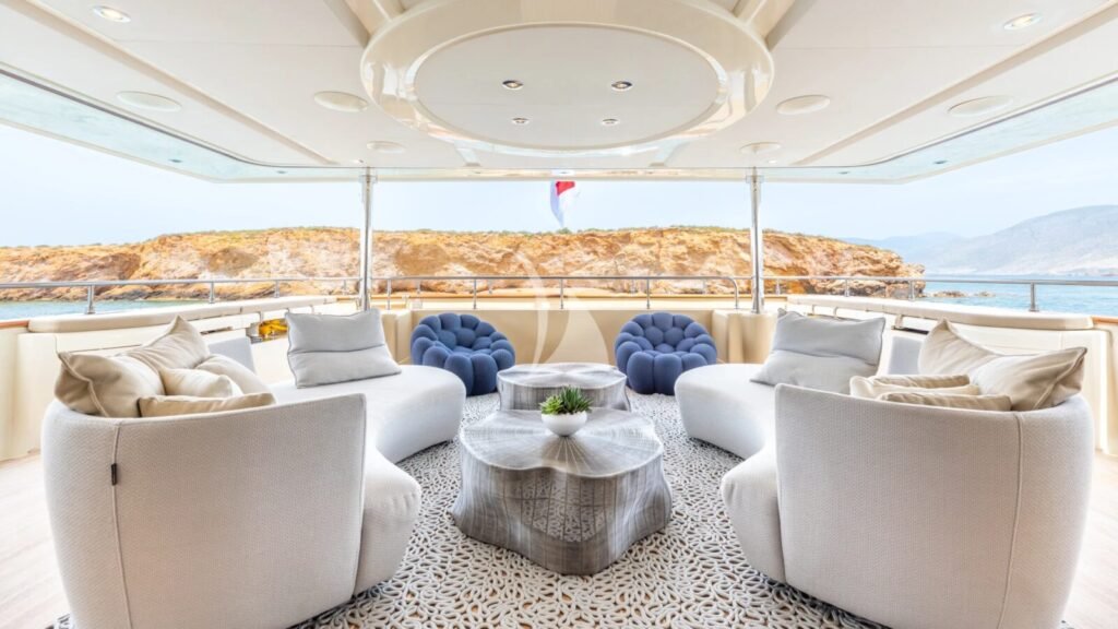BUNKER Aft deck lounge