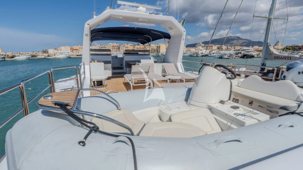 CAMENA II - flybridge sun deck