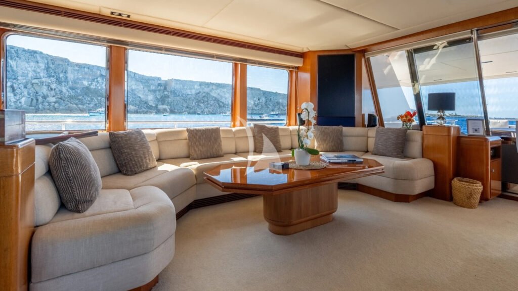 CAMENA II - main salon lounge